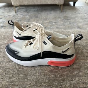 Size 10 Nike air max Women’s tennis shoes!